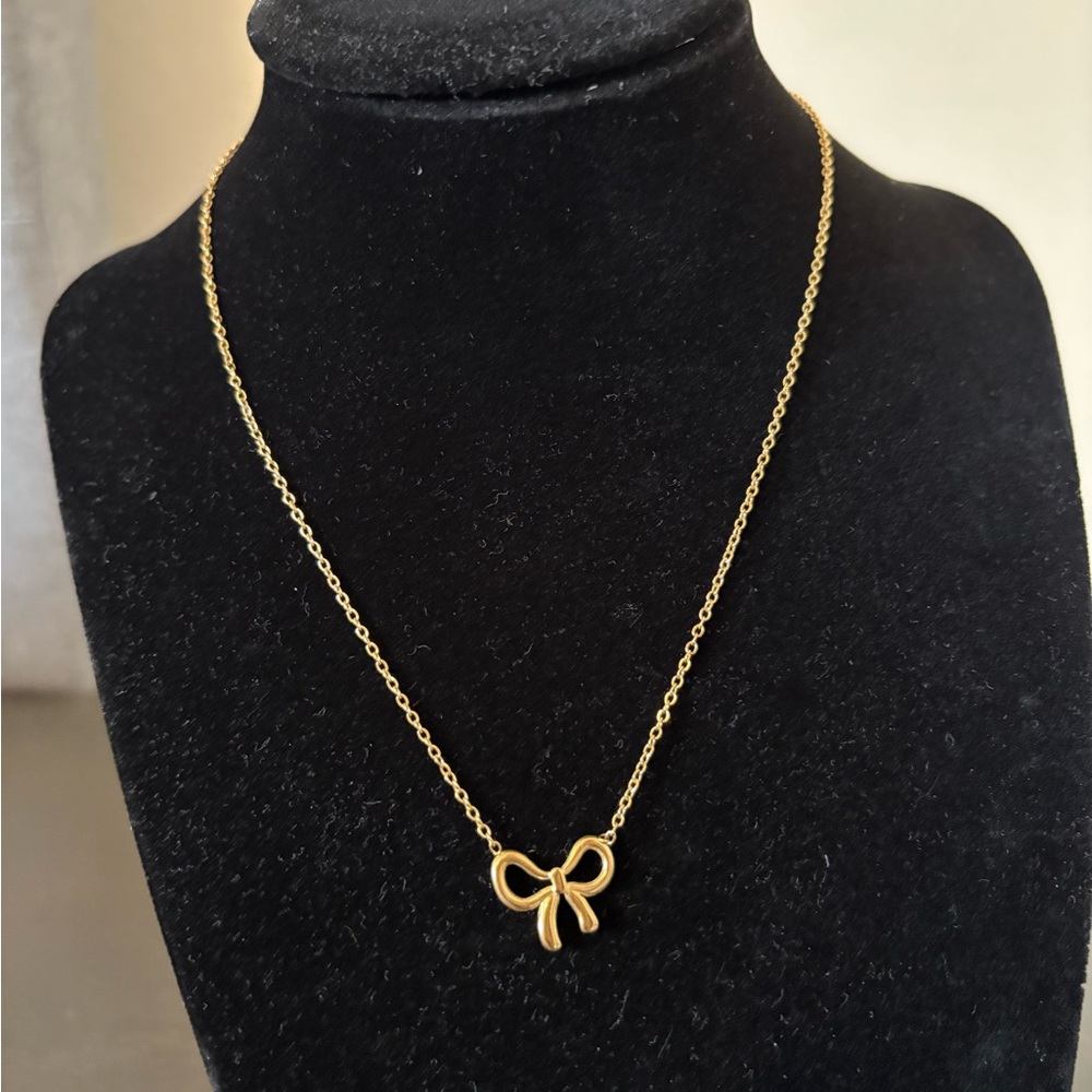 Elegant Gold Bow Necklace